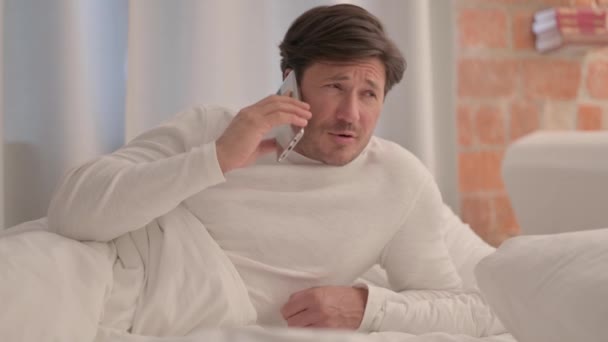 Dojrzały Dorosły Mężczyzna Rozmawiający Przez Telefon Łóżku Przed Snem — Wideo stockowe