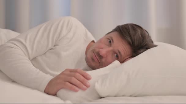 Penisve Mature Adult Man Sleeping Bed Side — Stock Video