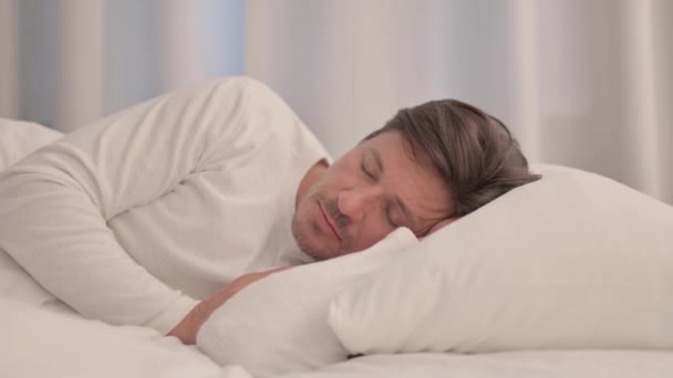 Öksüren Olgun Yetişkin Adam Yatakta Yatıyor — Stok video