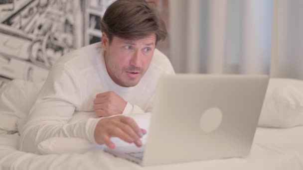 Yetişkin Adam Laptop Yitirilmekten Şok Oldu Yatakta Mide Üzerine Yatarken — Stok video
