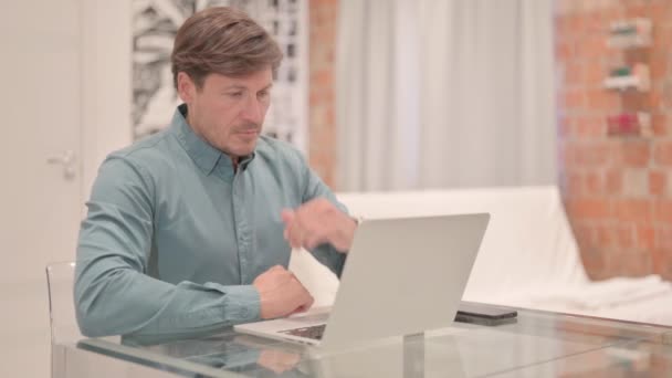Volwassen Volwassen Man Denken Werken Laptop — Stockvideo