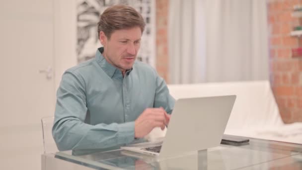 Gammal Vuxen Man Med Handledssmärta Arbeta Laptop — Stockvideo