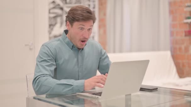 Spännande Vuxen Man Firar Framgång Laptop — Stockvideo