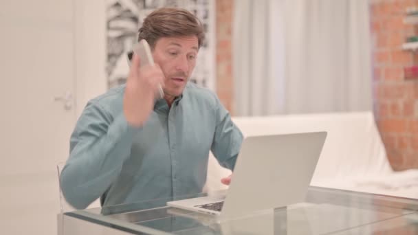 Felnőtt Férfi Beszél Telefonon Munkahelyen — Stock videók