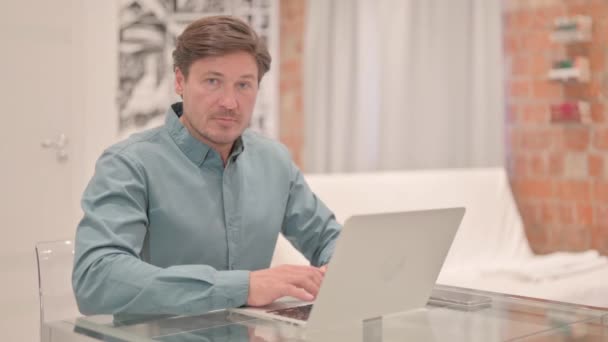 Thumbs Mature Adult Man Working Laptop — Vídeos de Stock