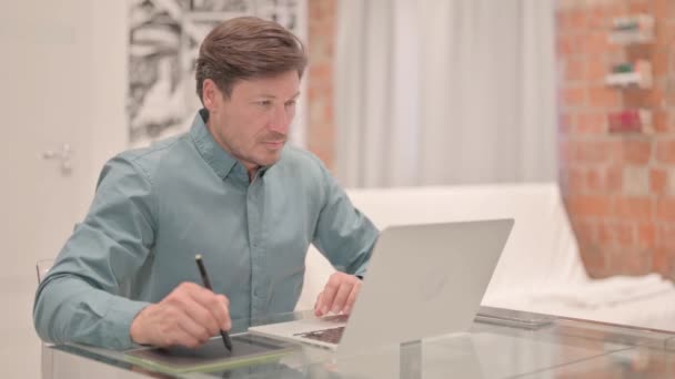 Uomo Adulto Maturo Che Lavora Laptop Tablet Grafico Progettazione — Video Stock
