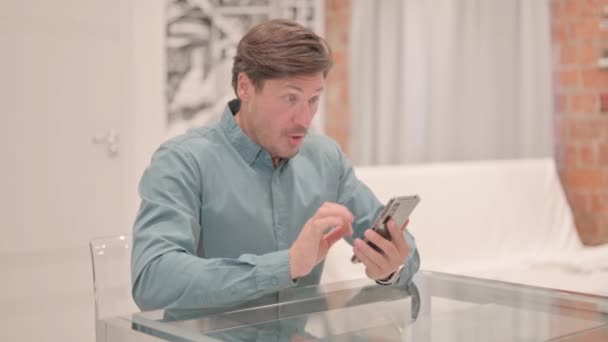 Pria Dewasa Yang Marah Akan Dikejutkan Oleh Smartphone — Stok Video