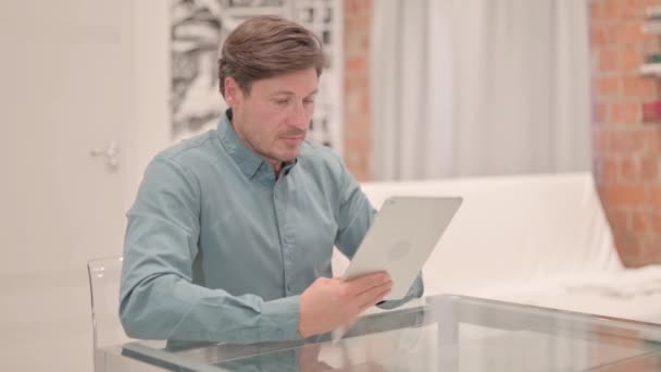 Vidám Felnőtt Férfi Segítségével Tablet — Stock videók
