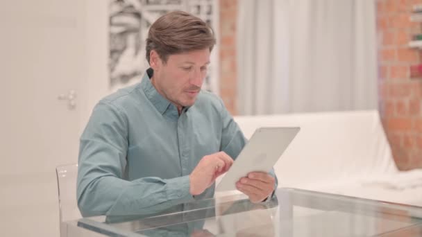 Orang Dewasa Matang Merayakan Sukses Pada Tablet — Stok Video