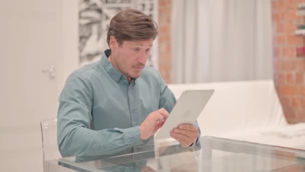 Mature Adult Man Upset Loss Tablet — Αρχείο Βίντεο