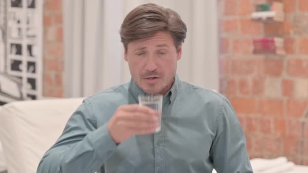 Porträtt Törstig Man Dricksvatten — Stockvideo