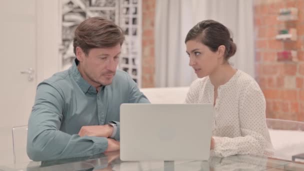 Mulher Indiana Discutindo Trabalho Laptop Com Colegas — Vídeo de Stock