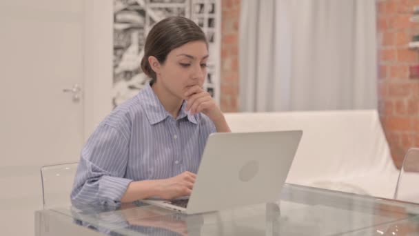 Νεαρή Γυναίκα Σκέψη Και Εργασία Laptop — Αρχείο Βίντεο