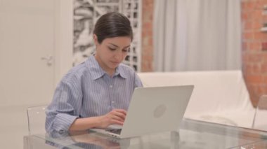 Dizüstü bilgisayarda çalışırken Genç Kadın 'ın Reddedilmesi Reddedildi