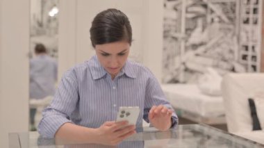 Genç Kadın Akıllı Telefon 'da Şok Oldu