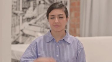 Tamam İşareti Yapan Genç Kadın Portresi