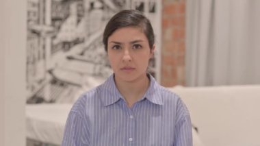 Kaybından Şok Olan Üzgün Genç Kadın Portresi