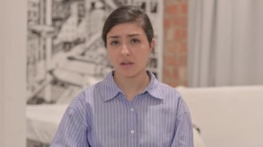 dudaklarında parmak ile genç kadının portresi