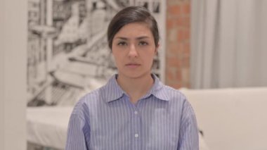 Boyun Ağrısı Olan Yorgun Genç Kadın Portresi