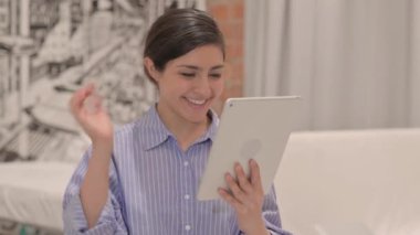 Tablet 'te Video Sohbeti Yapan Genç Kadın Portresi