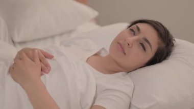 Beyin Fırtınası Genç Kadın Yatakta Yatıyor