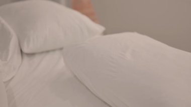 Yorgun Genç Kadın Uyumak için Yatıyor