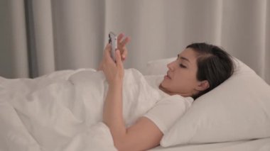Yataktaki Smartphone 'da Kayıp Genç Kadın' ın Yan Görüşü