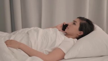 Yatakta Telefonda Konuşan Genç Kadın Görünümü