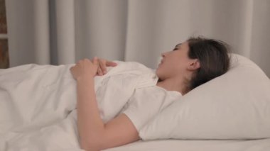 Yatakta Uyumaya Çalışan Rahatsız Genç Kadın Görünümü