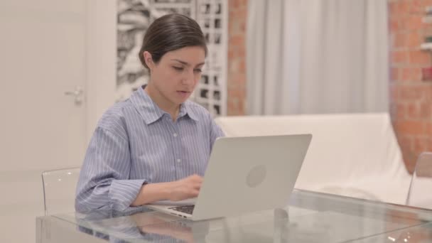 在笔记本电脑上工作时牙痛的年轻妇女 — 图库视频影像