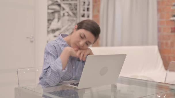 Fáradt Fiatal Alszik Miközben Előtt Laptop — Stock videók