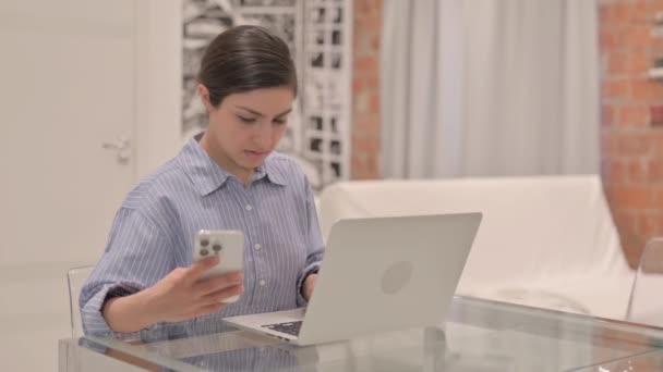 Młoda Kobieta Pracuje Laptopie Smartfonie — Wideo stockowe