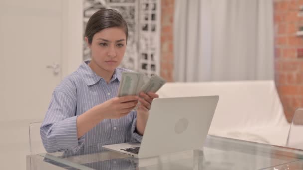 Νεαρή Γυναίκα Που Μετράει Χρήματα Στη Δουλειά Δολάρια — Αρχείο Βίντεο
