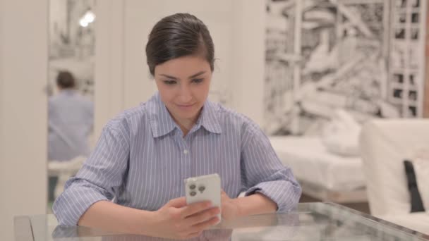Mujer Joven Celebrando Éxito Teléfono Inteligente — Vídeos de Stock