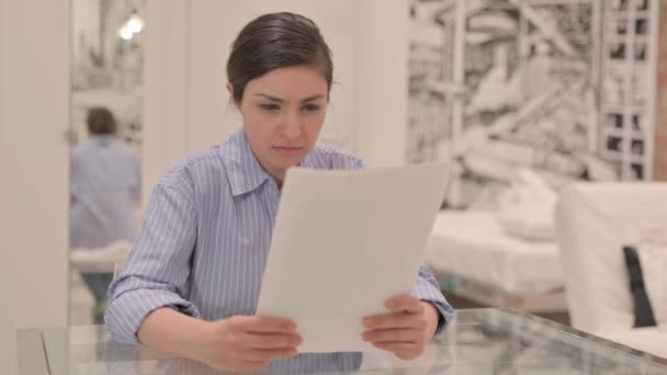 Wanita Muda Merasa Kesal Saat Membaca Kontrak — Stok Video