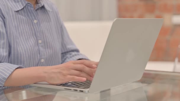 Close Empresária Digitando Laptop — Vídeo de Stock