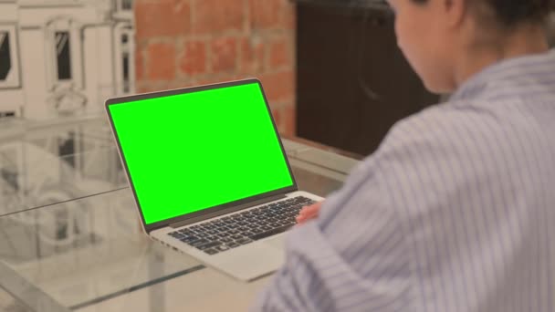 女商人使用带有绿色屏风的笔记本电脑 — 图库视频影像