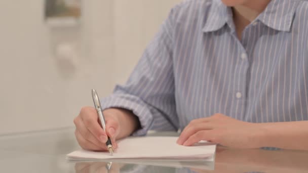Close Van Jonge Vrouw Hand Schrijven Een Brief — Stockvideo