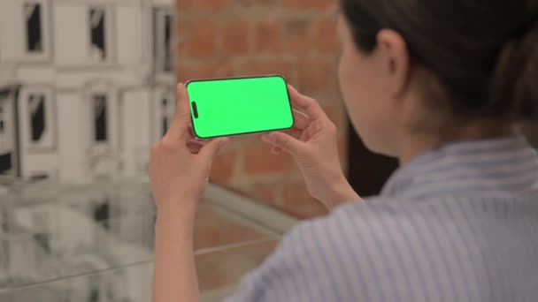 Безробітна Жінка Тримає Телефон Екраном Chroma Key — стокове відео