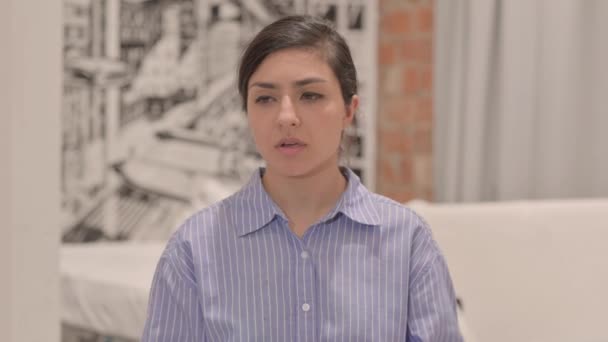 事務所で病気の若い女性の咳の肖像画 — ストック動画