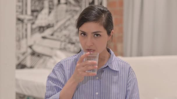 Porträtt Ung Kvinna Dricksvatten Från Glas — Stockvideo