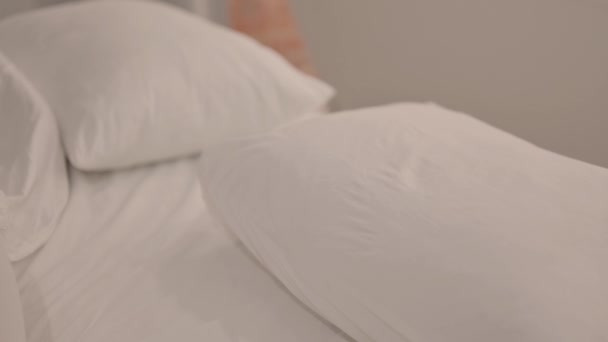 Müde Junge Frau Liegt Zum Schlafen Bett — Stockvideo