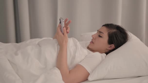 基于床头智能手机丢失的年轻女性的侧视图 — 图库视频影像