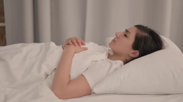 悪夢の中で目覚める衝撃的な若い女性のサイドビュー — ストック動画
