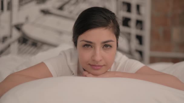 Praten Jonge Vrouw Doet Video Chat Terwijl Liggend Buik Bed — Stockvideo