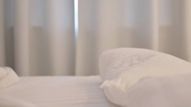 Olgun Yetişkin Adam 'ın Yan Görünümü Uyanıp Yataktan Kalkıyor