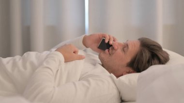 Yetişkin Adam Yatakta Telefonda Konuşurken Yan Görünüm