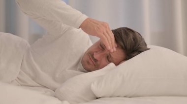 Baş ağrısı olan, Yatakta Uyuyan Yetişkin Adam