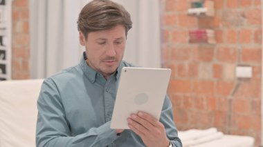 Tablet Bilgisayar kullanan Yetişkin Adam Portresi