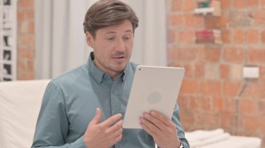 Yetişkin Adam Tablet 'te Video Sohbeti Yaparken Portresi